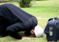 sutrah pembatas sholat