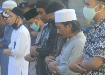 Hadis Larangan Menjulurkan Pakaian dan Penutup Mulut Masker Bercadar Saat Shalat