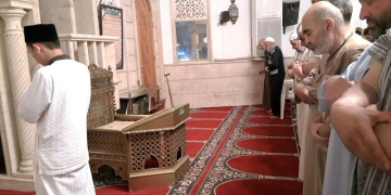 Siapakah yang Berhak Menjadi Imam Sholat Jamaah