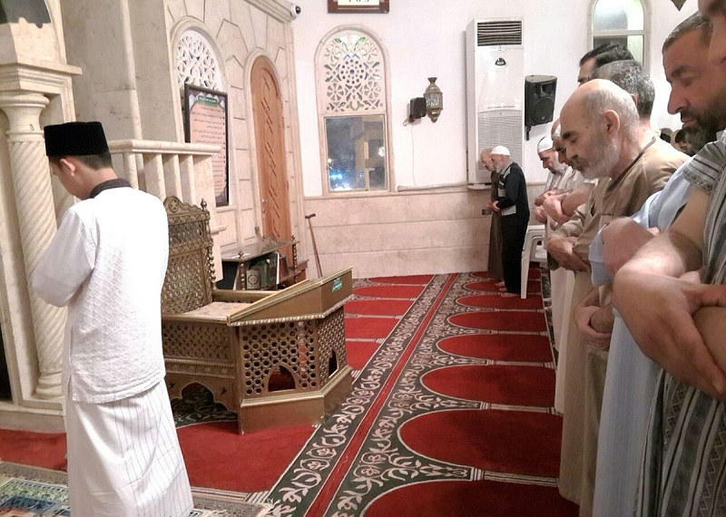 Siapakah yang Berhak Menjadi Imam Sholat Jamaah