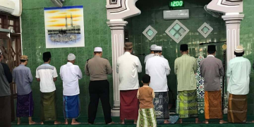 Hukum Mendahulukan Orang Lain Di Shaf Depan