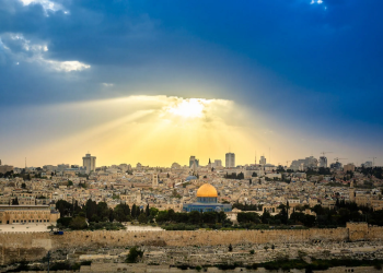 Hadis Kisah Isra' Mi'raj Yang Berkaitan dengan Diperintahkannya Sholat Lima Waktu