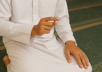hukum memainkan jari tangan dan kaki saat shalat