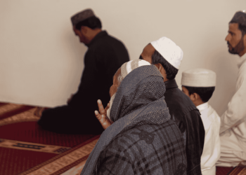 Kaidah Fikih: Dzat Ibadah Lebih Utama daripada Tempat