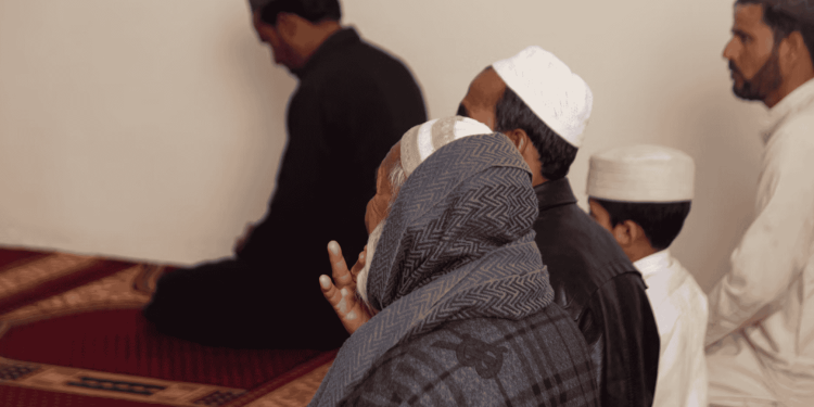 Kaidah Fikih: Dzat Ibadah Lebih Utama daripada Tempat